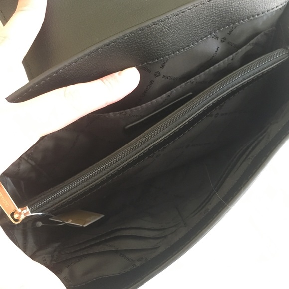 Last one✨Michael Kors large Mott clutch Xbody bag - Picture 6 of 8